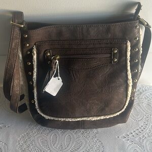 Cross Shoulder bag . Women’s in a brown color.in good condition.